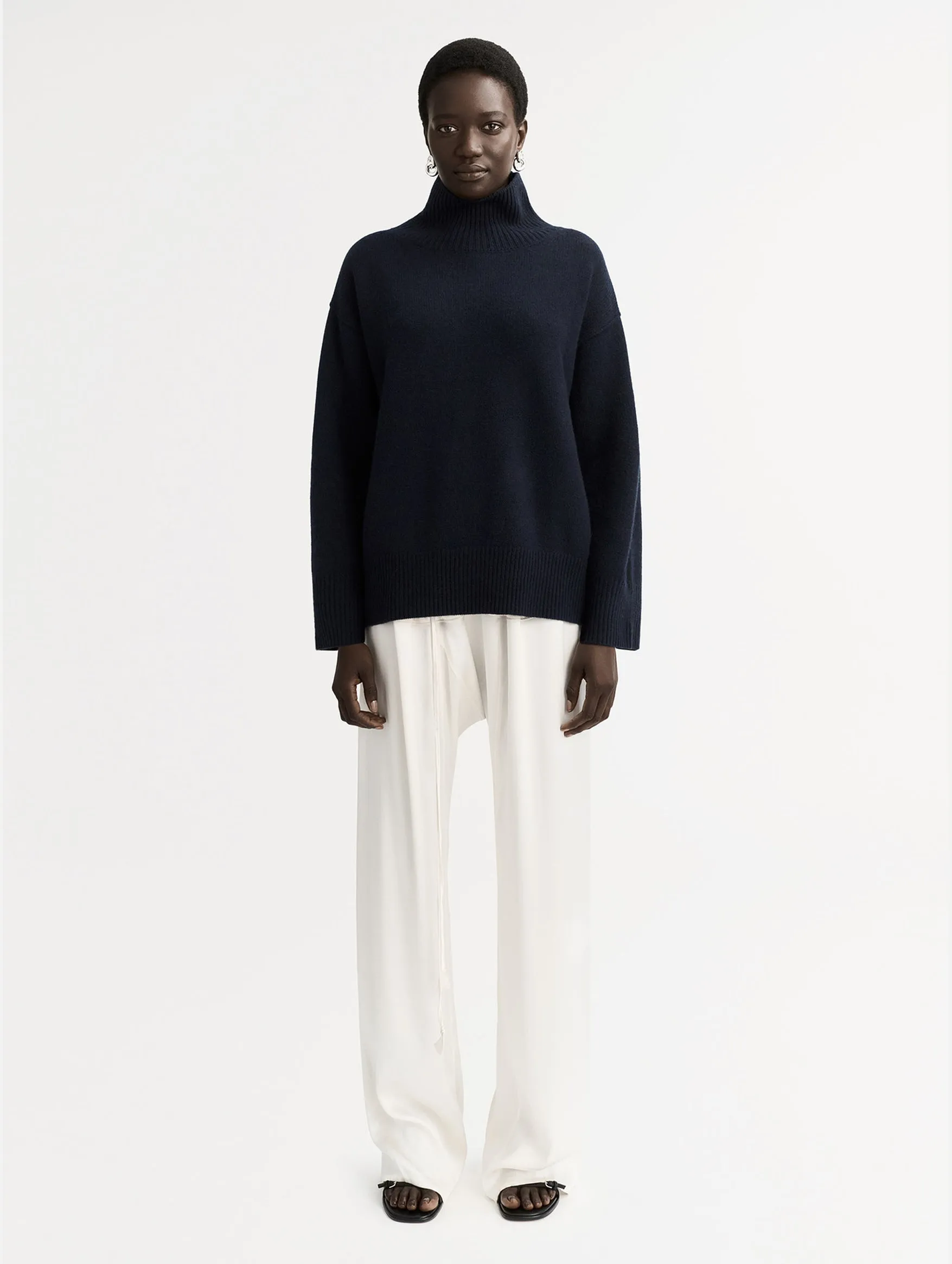 Boyfriend Cashmere Turtleneck in Navy
